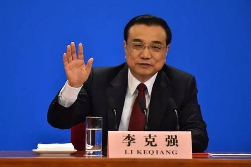 李克強(qiáng)主持召開(kāi)國(guó)務(wù)院常務(wù)會(huì)議 部署加大對(duì)貧困人口、低保人員和